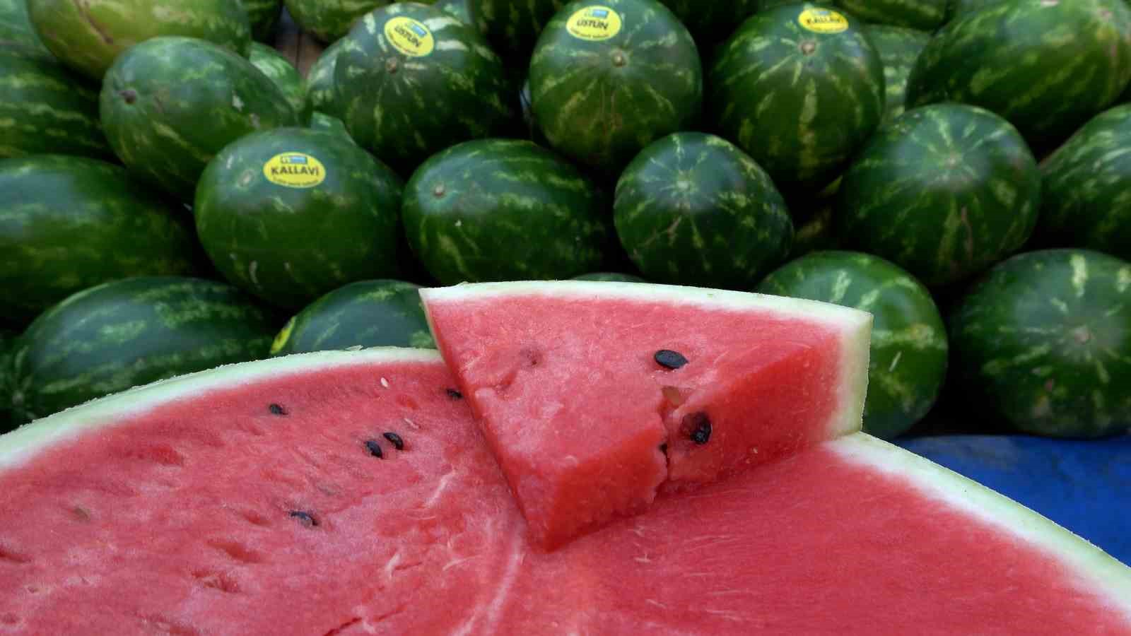 Karpuzun yıkanmadan kesilmesi 