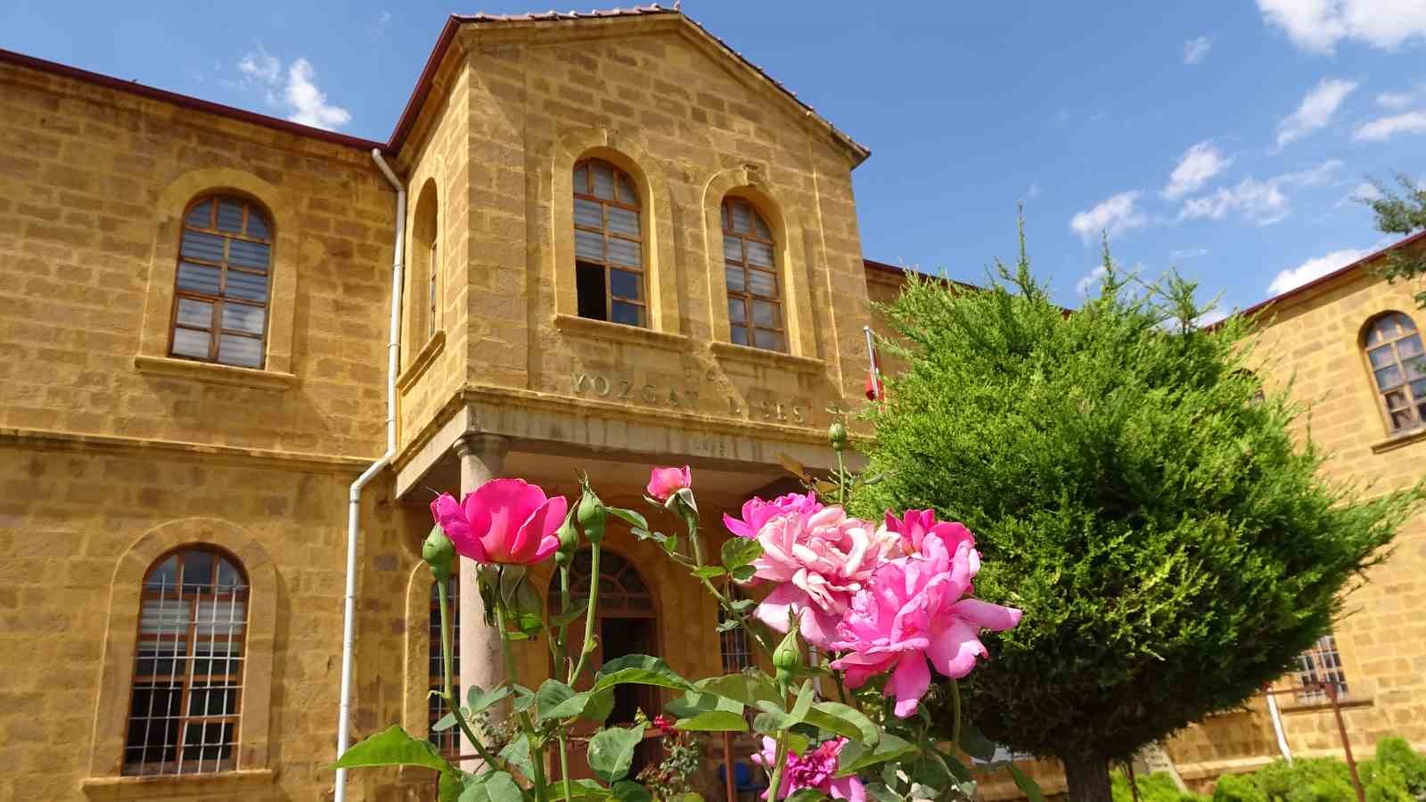 130 yıllık taş mektep, ihtişamıyla göz kamaştırıyor