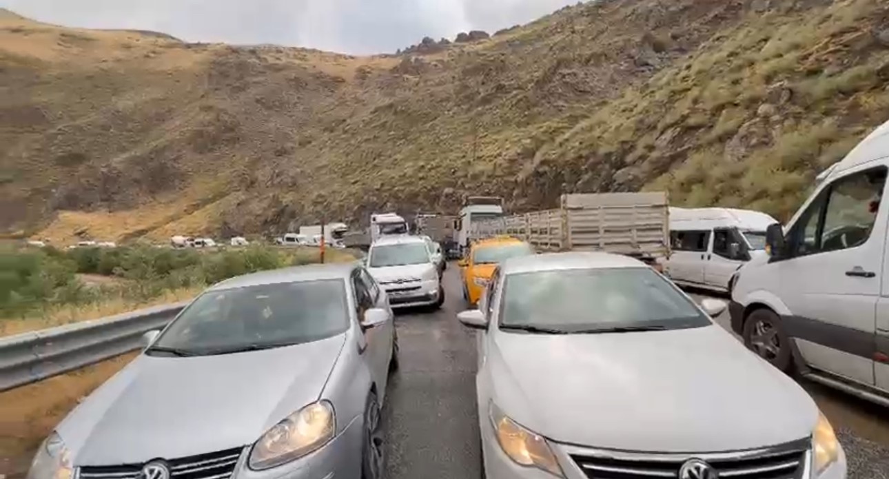 Yüksekova-Van yolunda heyelan: Araçlar mahsur kaldı