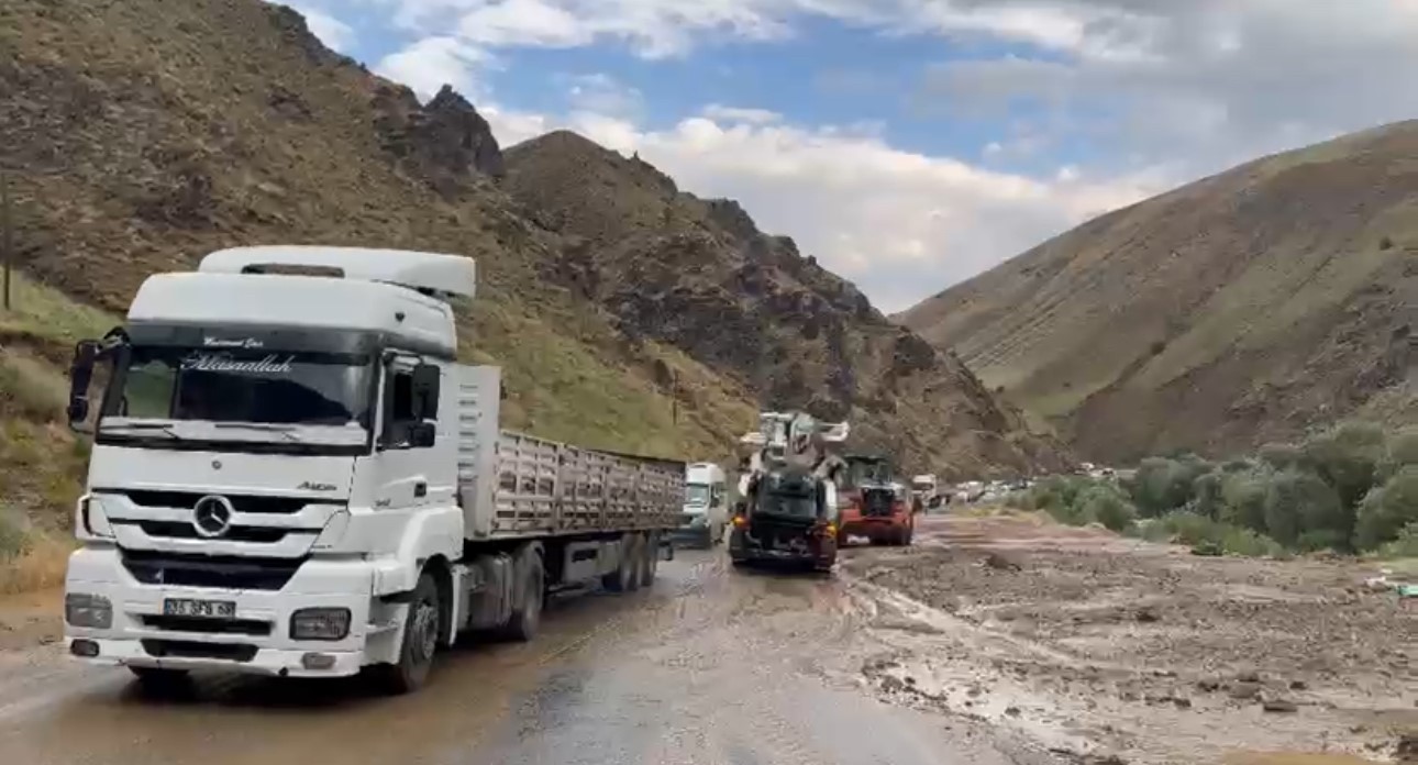 Yüksekova-Van yolunda heyelan: Araçlar mahsur kaldı