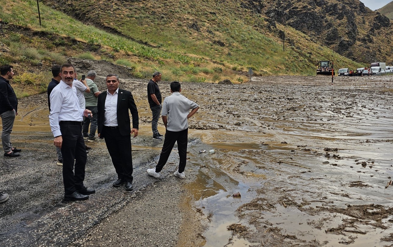 Yüksekova-Van yolunda heyelan: Araçlar mahsur kaldı