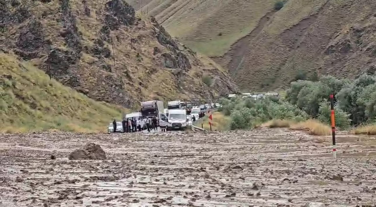 Yüksekova-Van yolunda heyelan: Araçlar mahsur kaldı