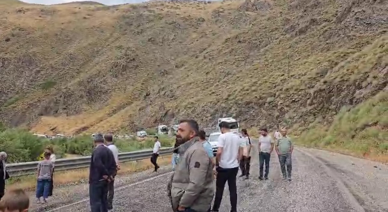 Yüksekova-Van yolunda heyelan: Araçlar mahsur kaldı