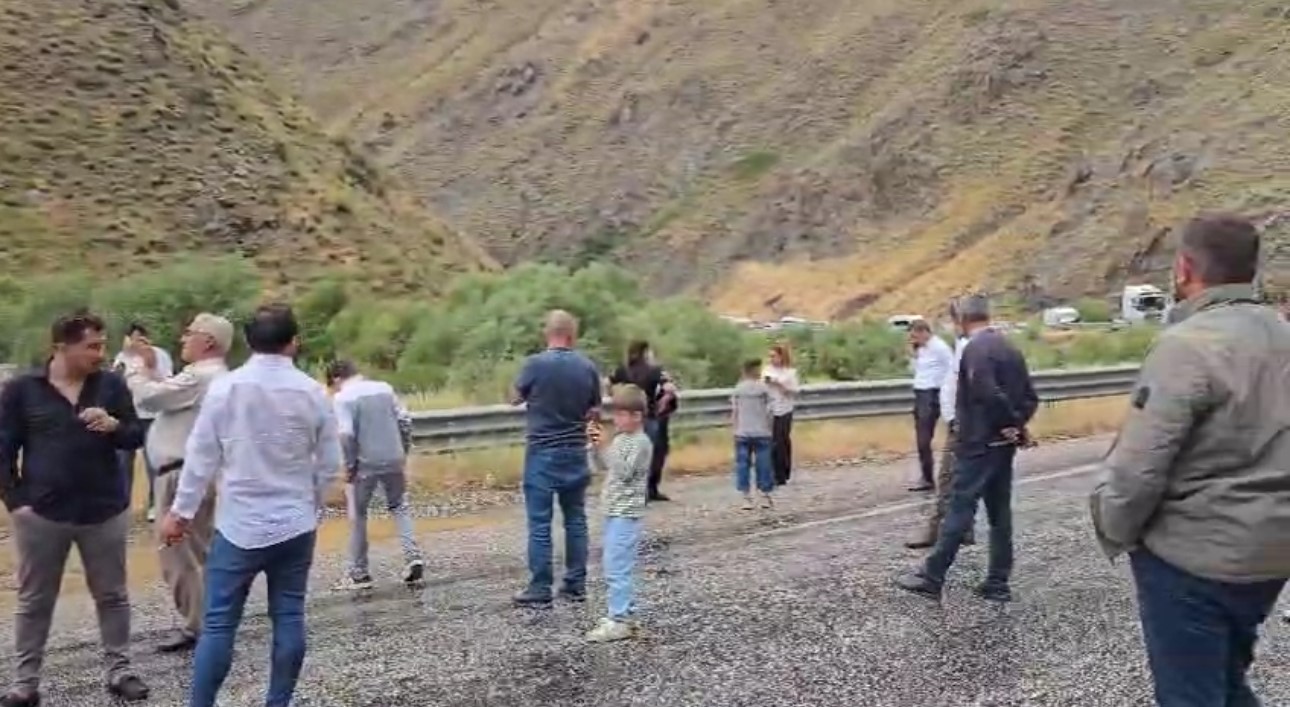 Yüksekova-Van yolunda heyelan: Araçlar mahsur kaldı