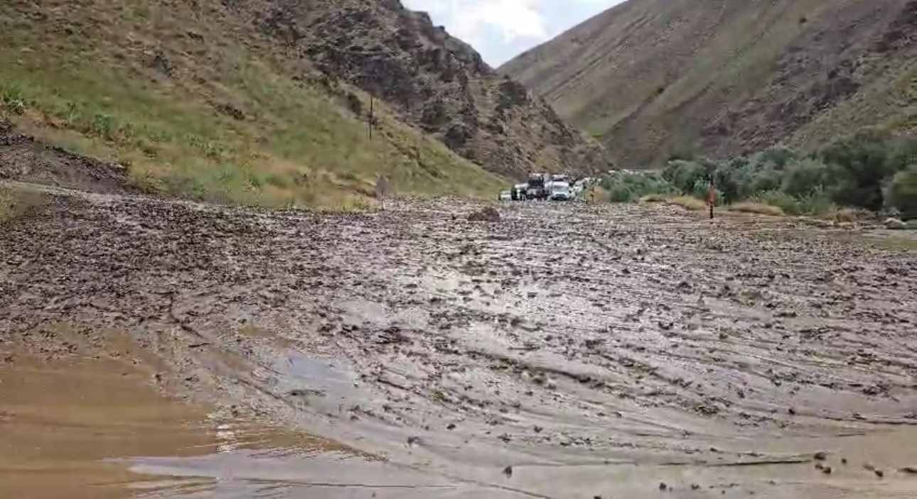 Yüksekova-Van yolunda heyelan: Araçlar mahsur kaldı