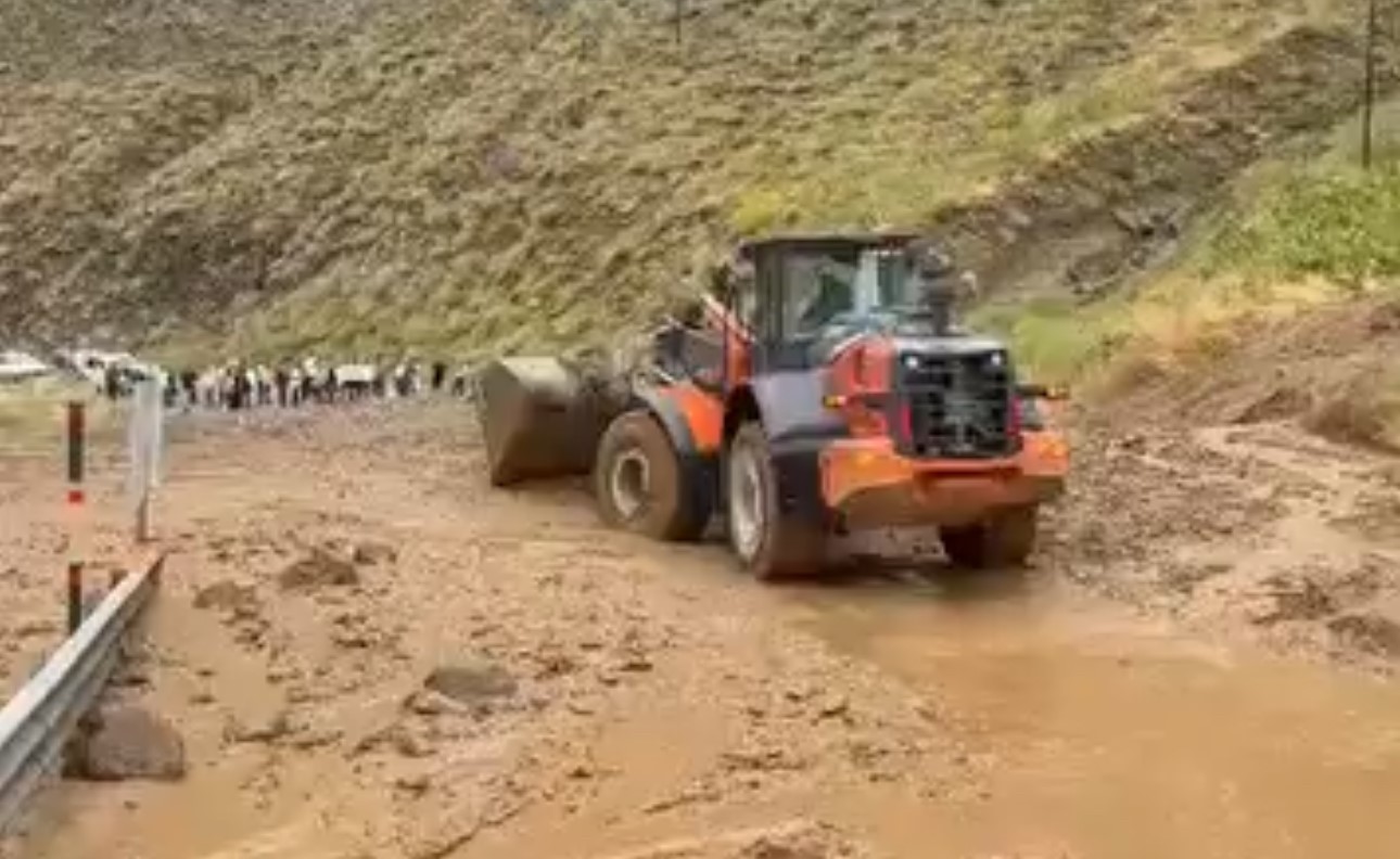 Yüksekova-Van yolunda heyelan: Araçlar mahsur kaldı