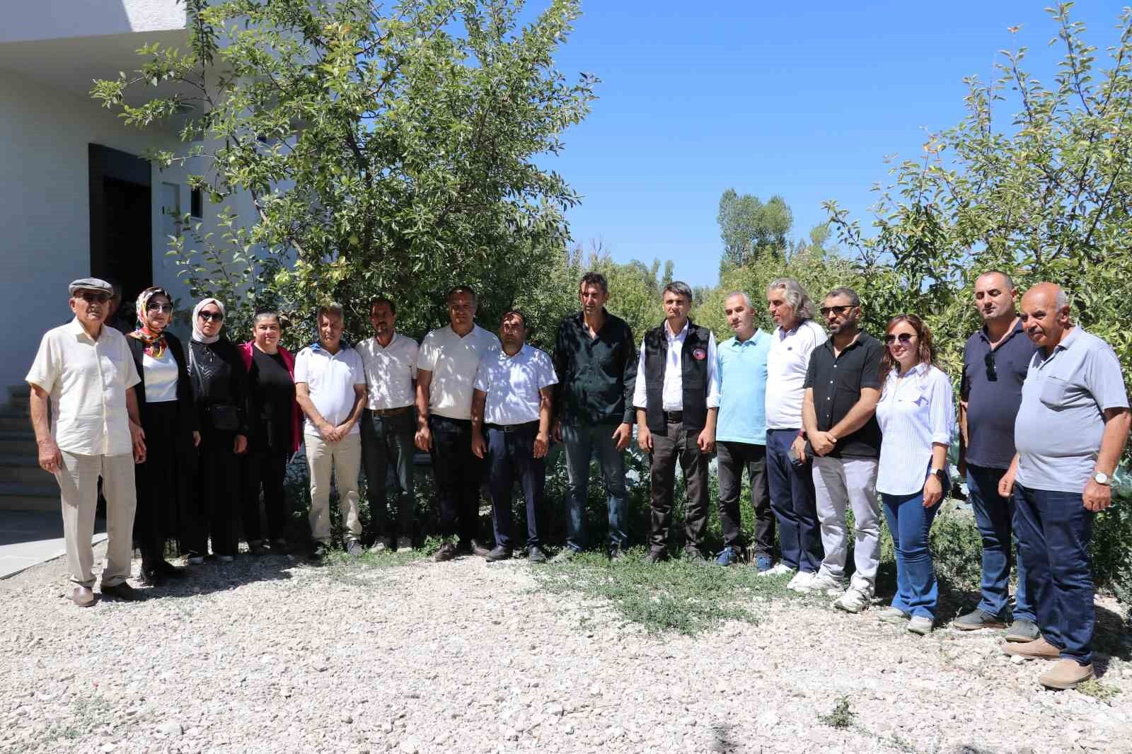 Modern basınçlı sulama sistemiyle hem işçilikten hem de verimden kazandı