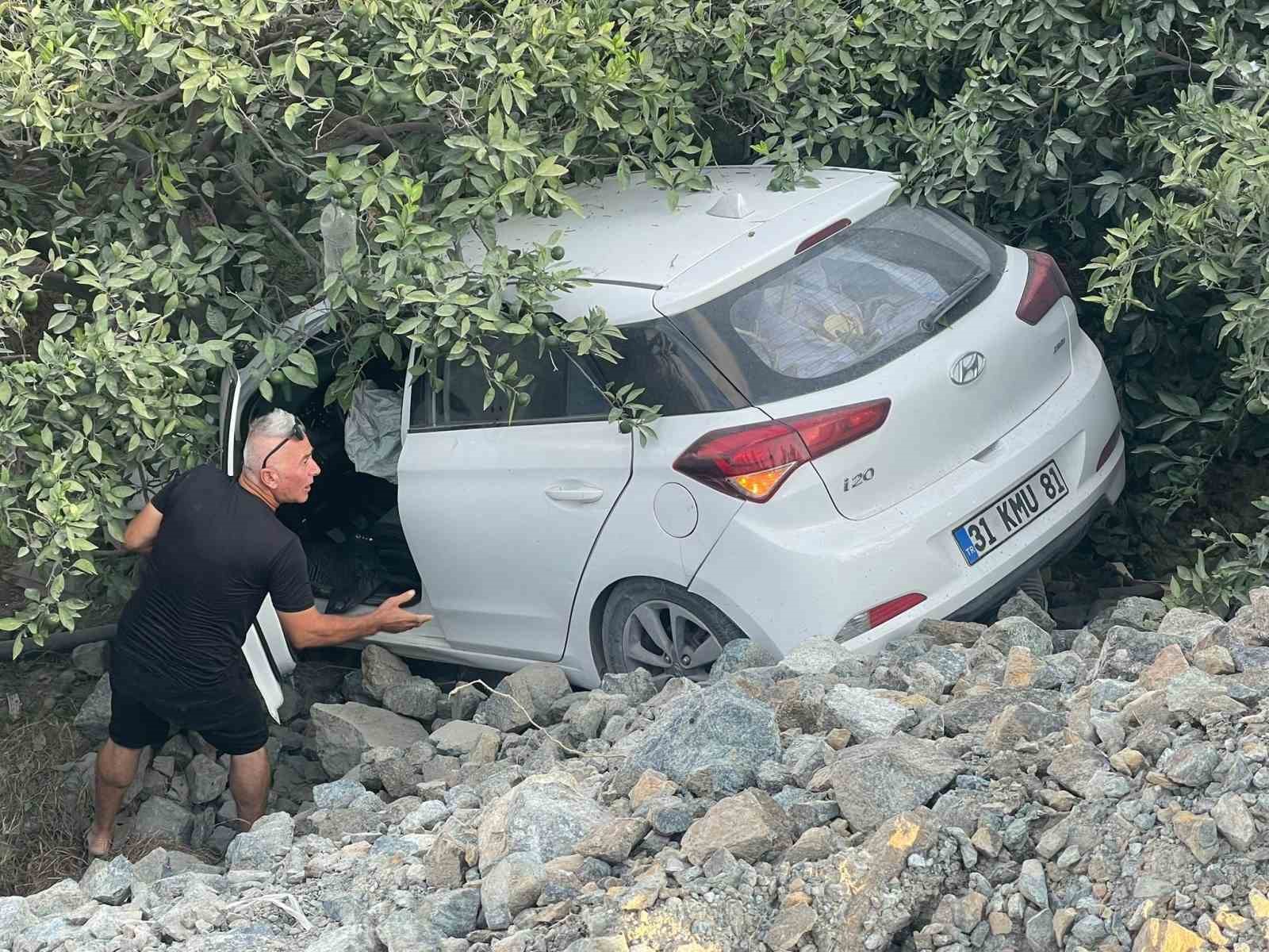 Kontrolden çıkan otomobil bahçeye uçtu: 1 yaralı