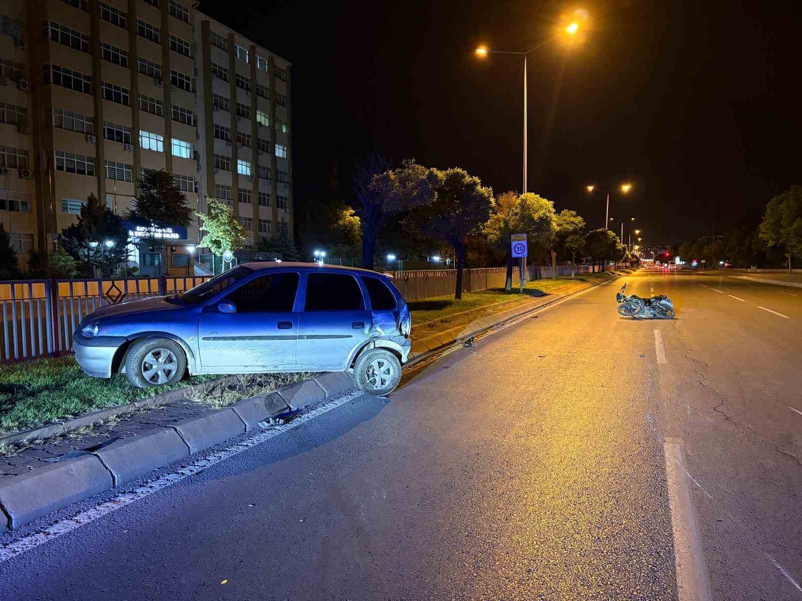 Motosikletle çarpışan otomobil refüje çıktı: 3 yaralı