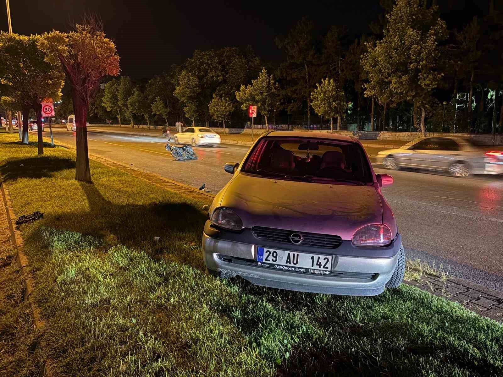 Motosikletle çarpışan otomobil refüje çıktı: 3 yaralı