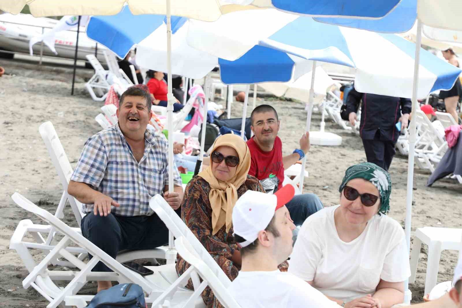 76 yaşındaki bedensel engelli kadın, ömründe ilk kez denizi gördü