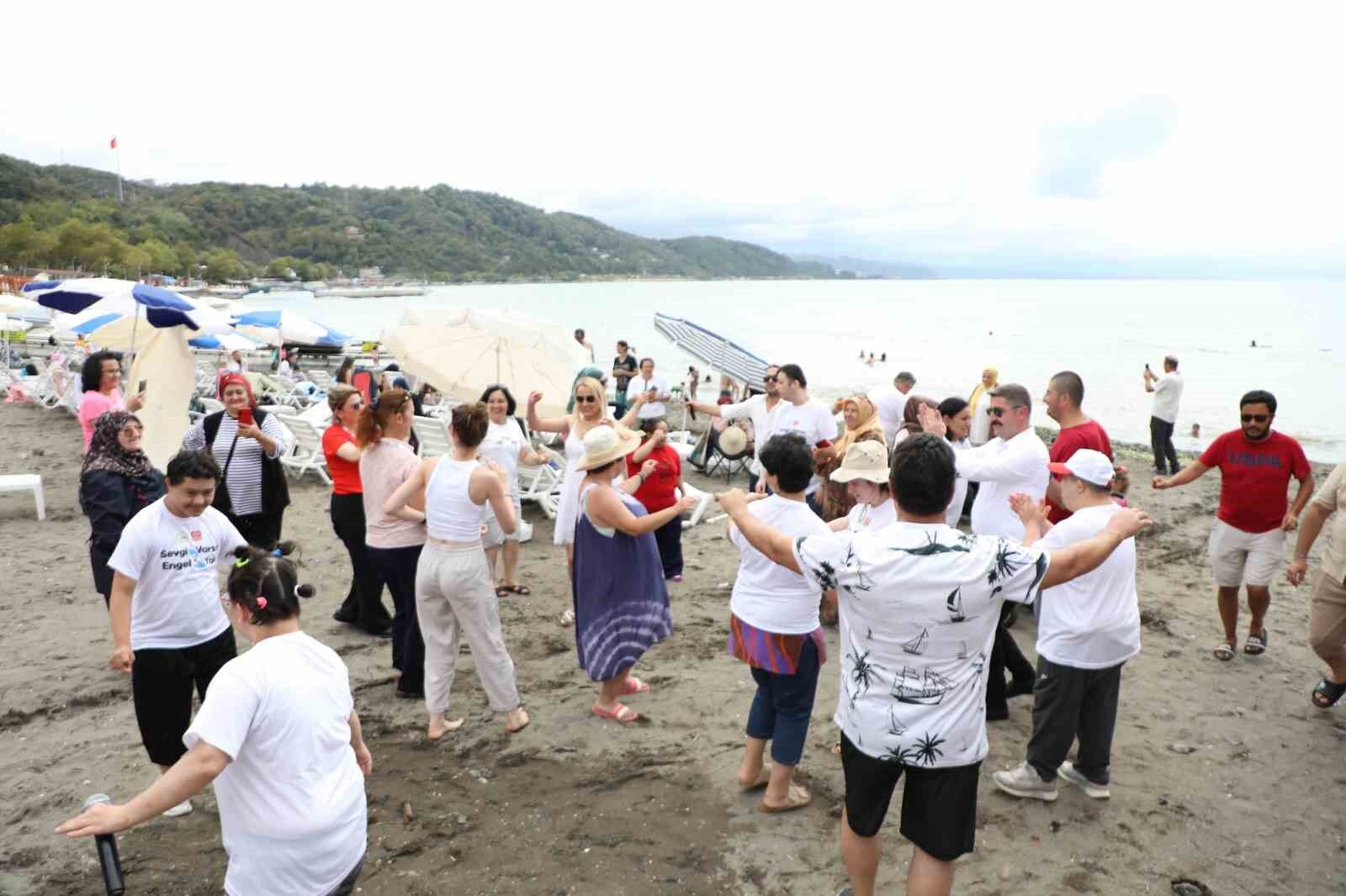 76 yaşındaki bedensel engelli kadın, ömründe ilk kez denizi gördü