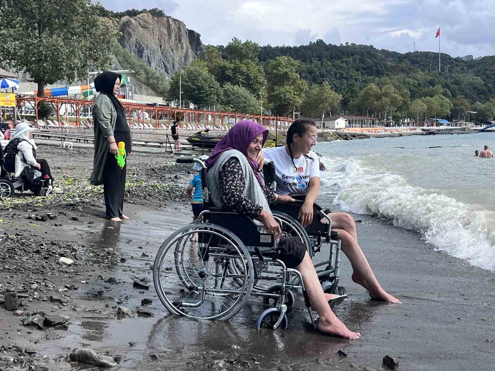 76 yaşındaki bedensel engelli kadın, ömründe ilk kez denizi gördü