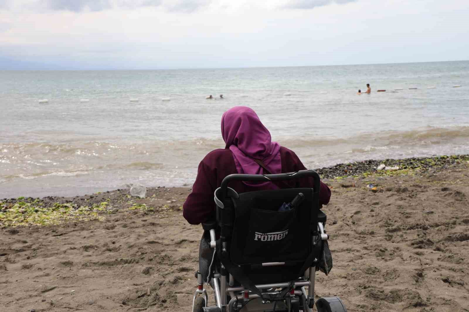 76 yaşındaki bedensel engelli kadın, ömründe ilk kez denizi gördü