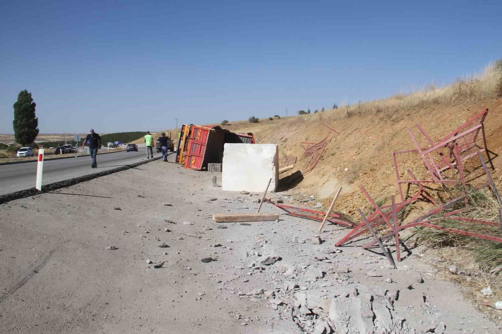 Konya’da mermer blok ve tomruk taşıyan tırlar devrildi: 2 yaralı