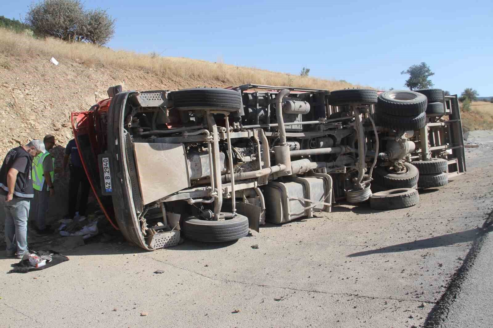 Konya’da mermer blok ve tomruk taşıyan tırlar devrildi: 2 yaralı