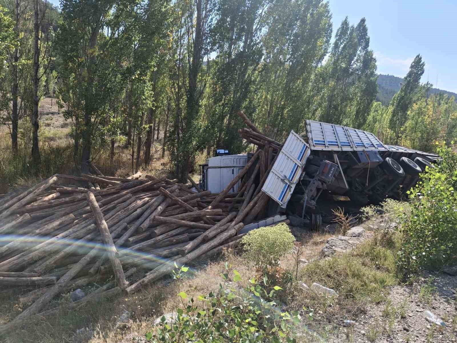Konya’da mermer blok ve tomruk taşıyan tırlar devrildi: 2 yaralı