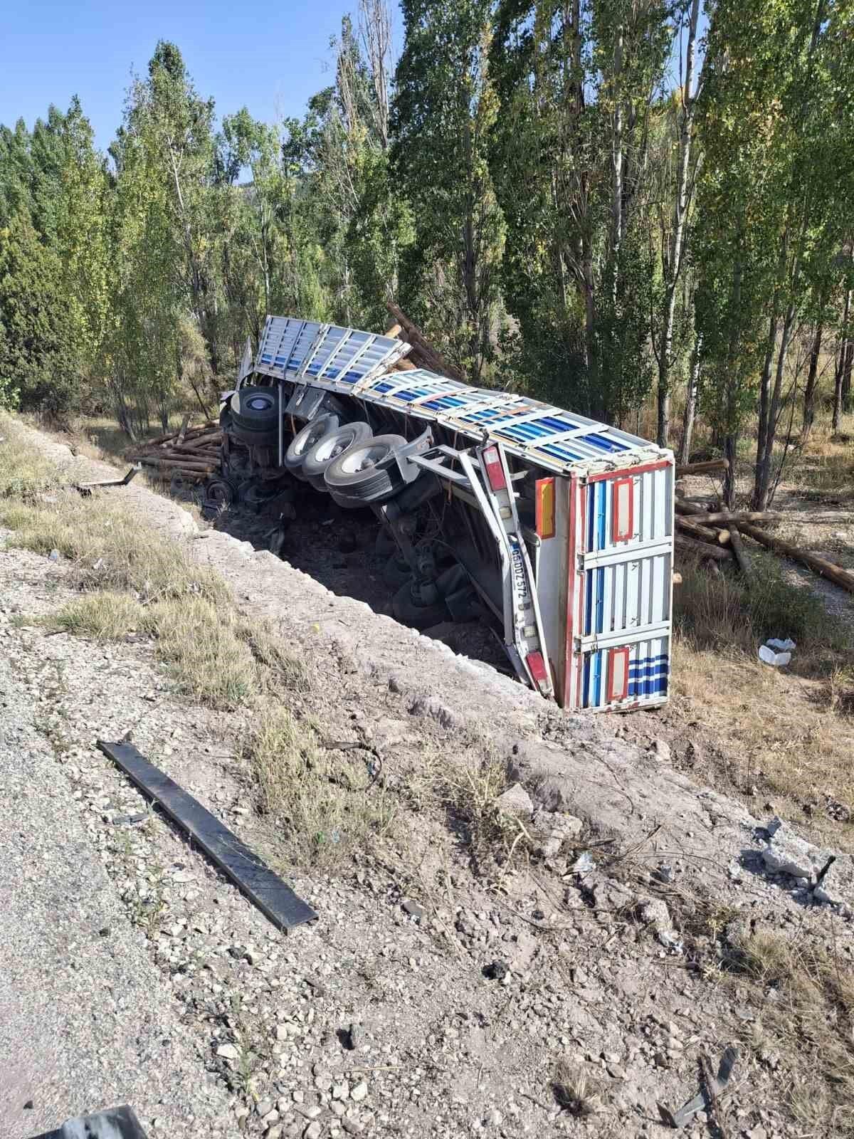 Konya’da mermer blok ve tomruk taşıyan tırlar devrildi: 2 yaralı