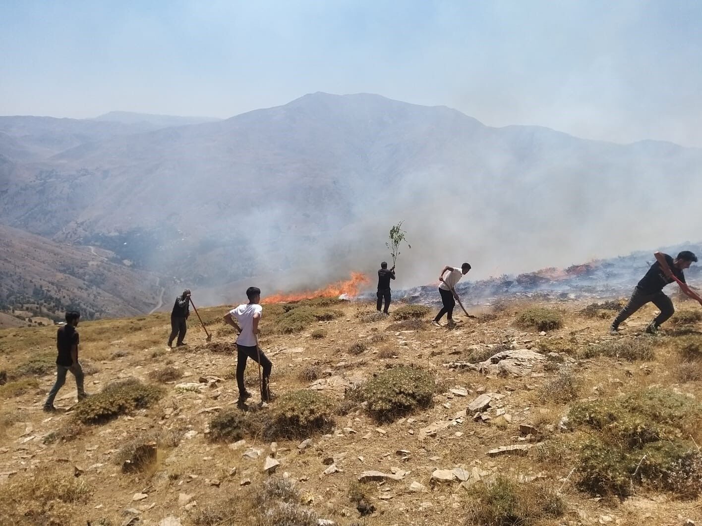 Bahçesaray’da arazi yangını