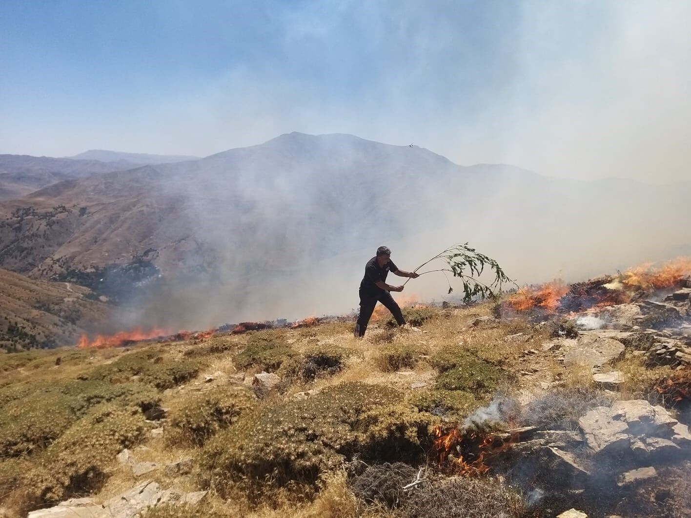 Bahçesaray’da arazi yangını