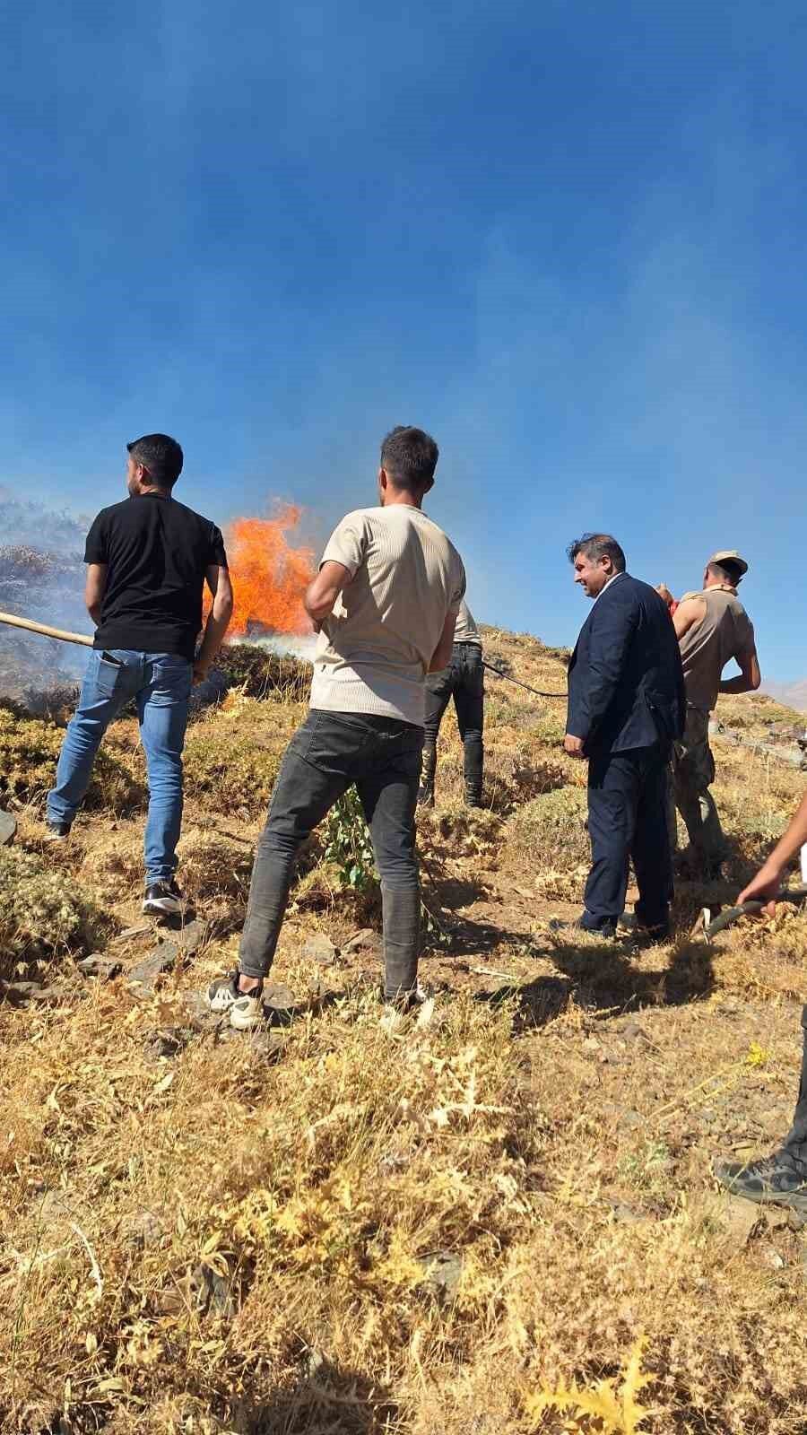 Bahçesaray’da arazi yangını