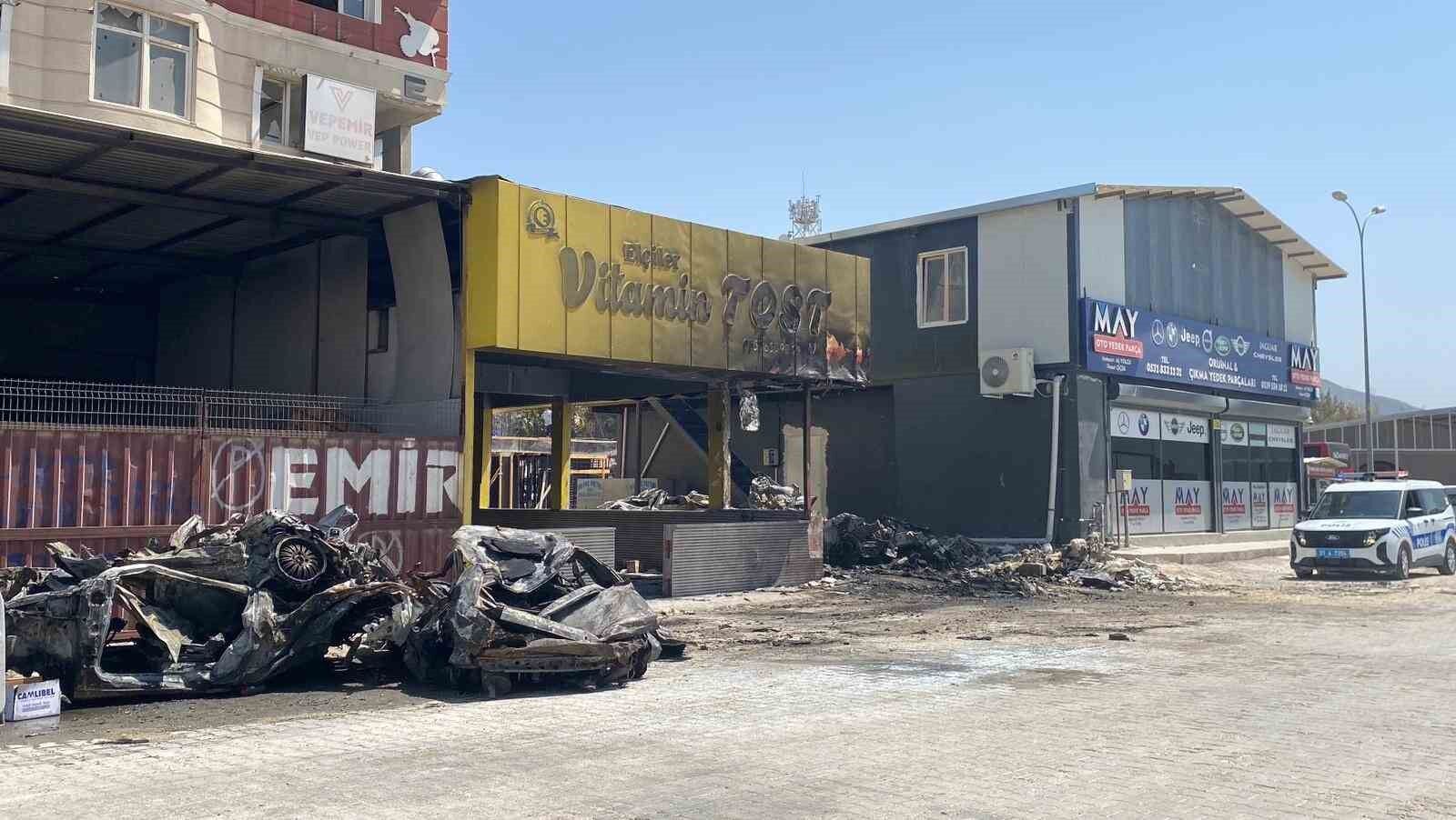 Korku dolu anlar: İşyeri ve hurda araçlar alevlere teslim oldu