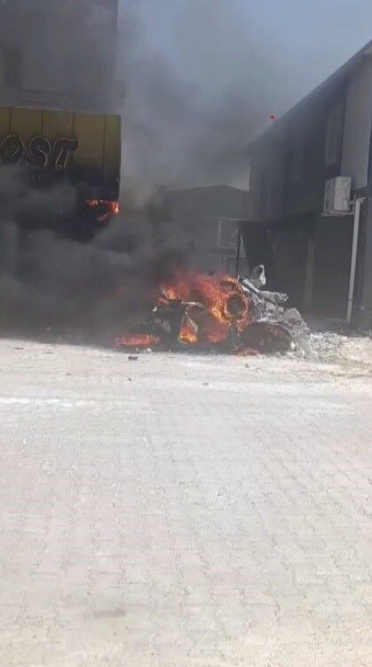 Korku dolu anlar: İşyeri ve hurda araçlar alevlere teslim oldu