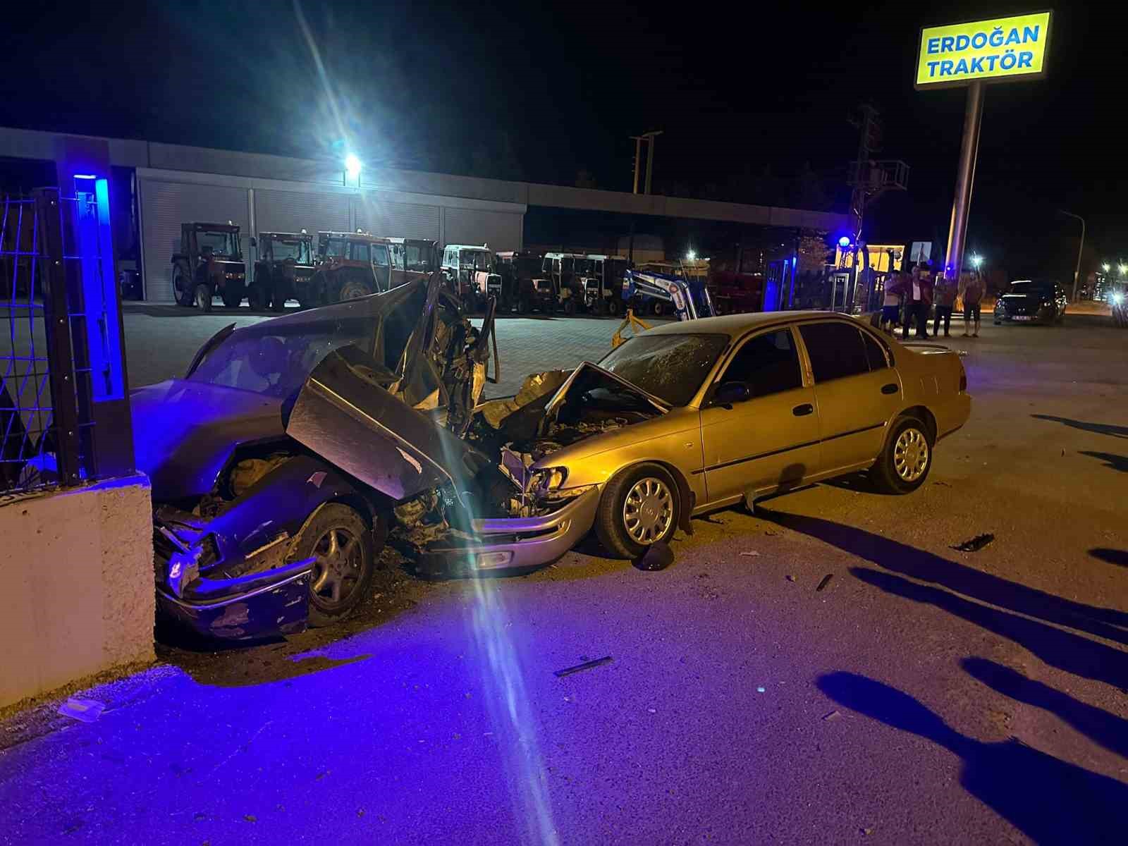 Kontrolden çıkan otomobil park halindeki araca çarptı... O anlar kamerada