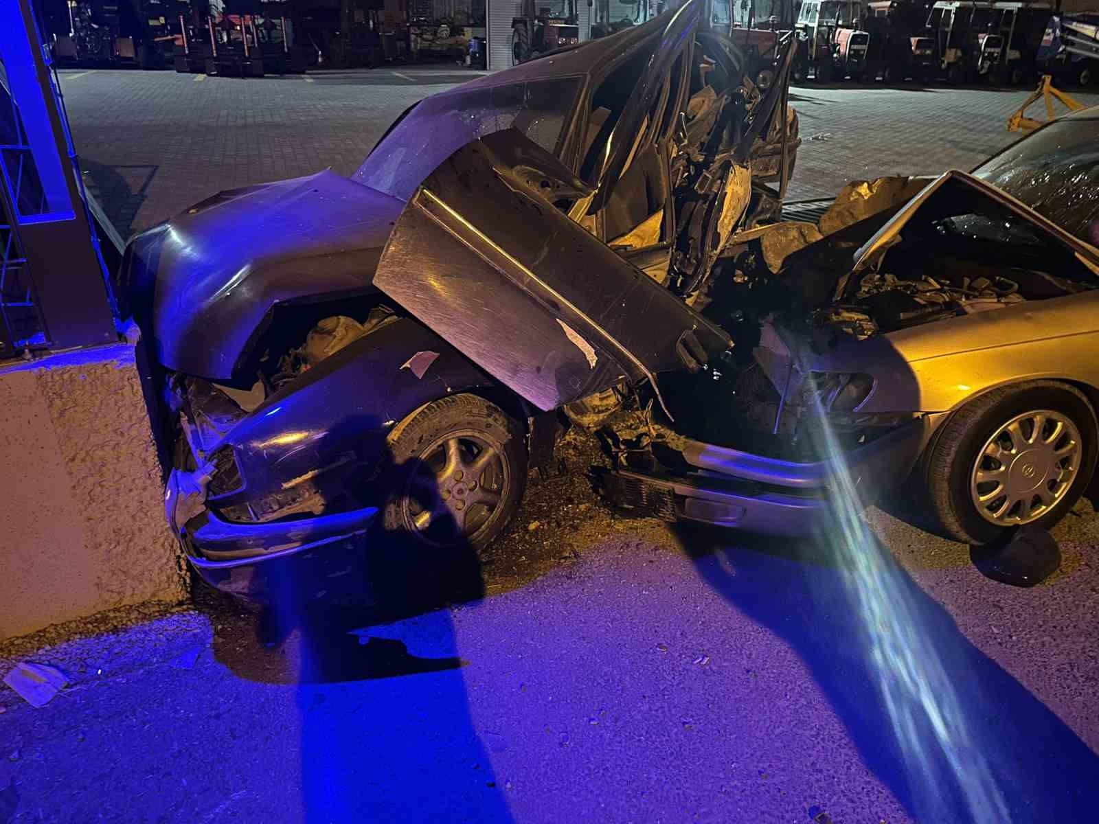 Kontrolden çıkan otomobil park halindeki araca çarptı... O anlar kamerada