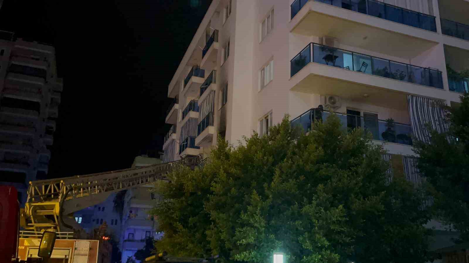 Alanya’da apartman dairesinde çıkan yangın paniğe neden oldu