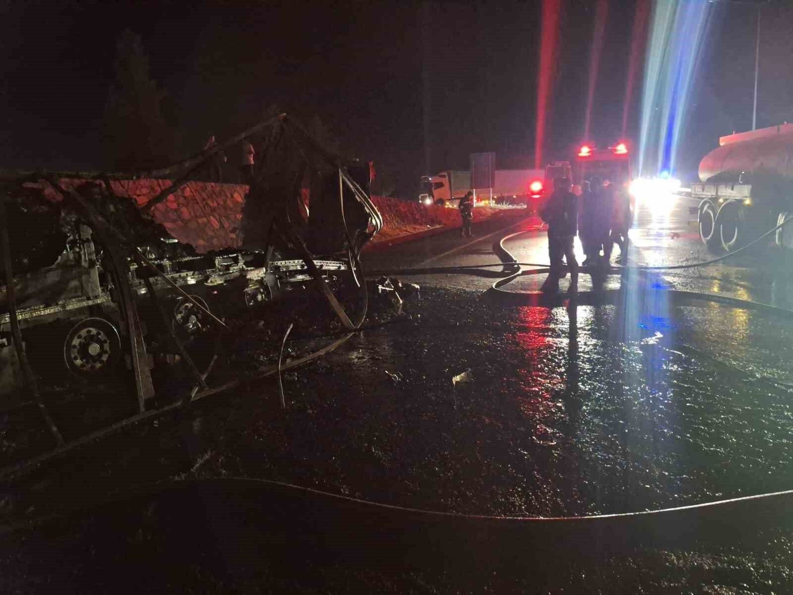 Şanlıurfa’da alev alev yanan tır hurda yığınına döndü