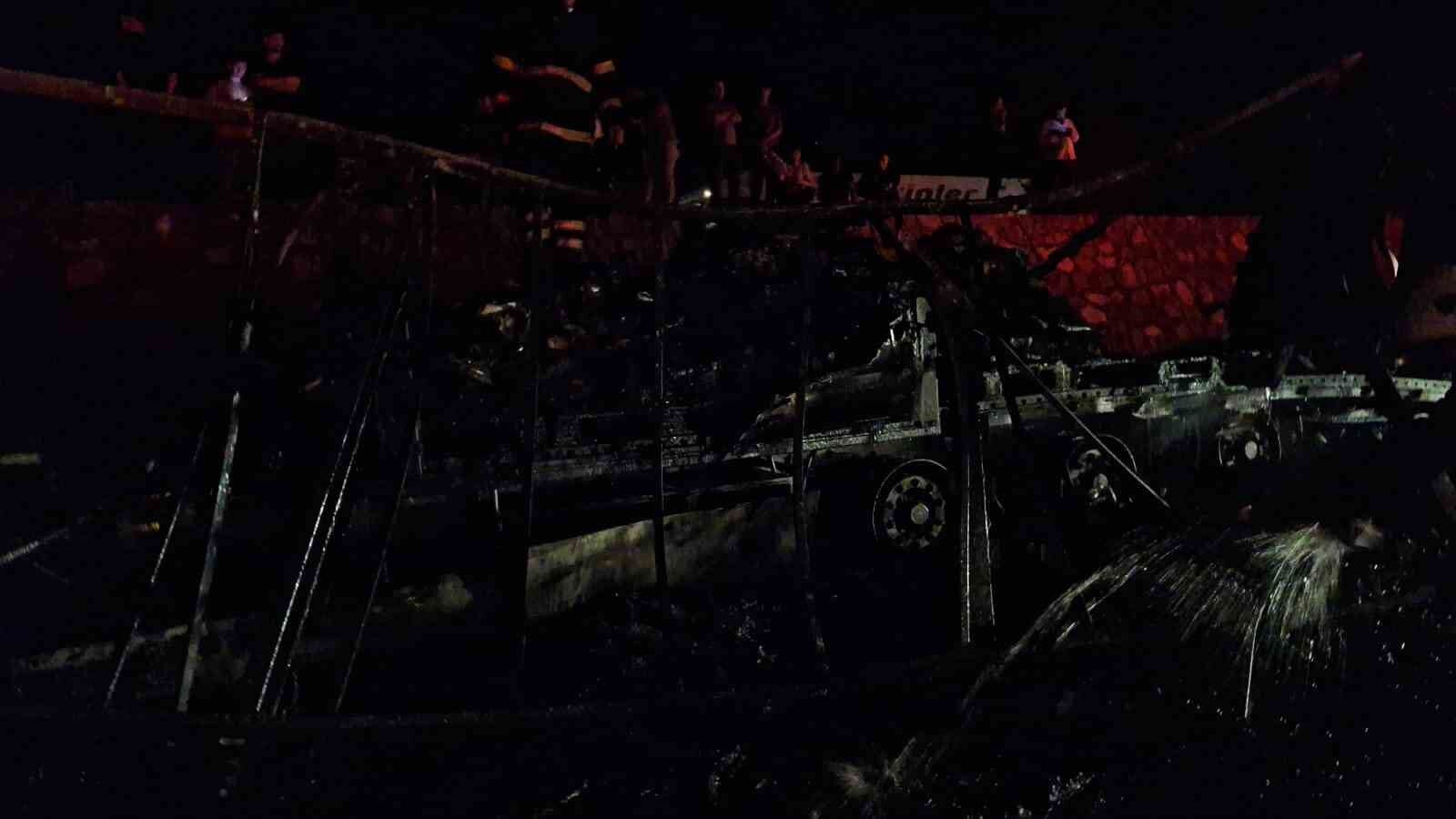 Şanlıurfa’da alev alev yanan tır hurda yığınına döndü