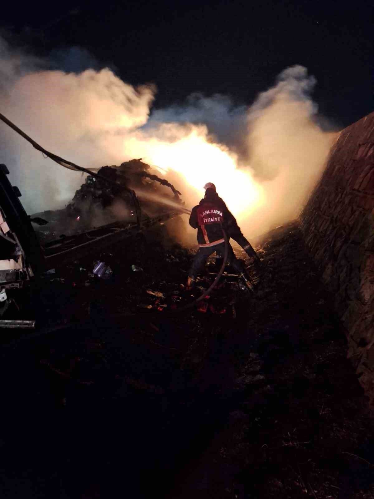 Şanlıurfa’da alev alev yanan tır hurda yığınına döndü