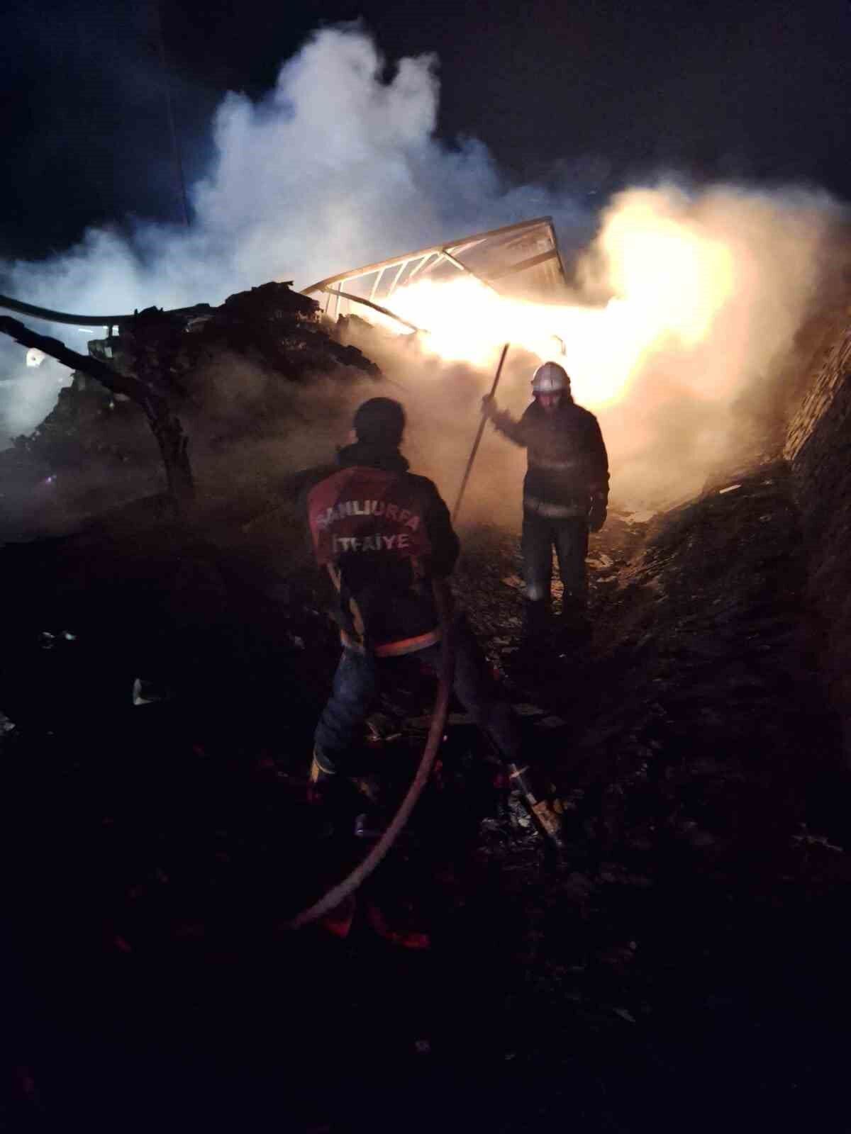 Şanlıurfa’da alev alev yanan tır hurda yığınına döndü