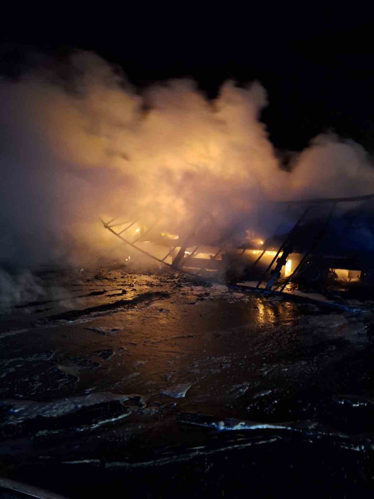 Şanlıurfa’da alev alev yanan tır hurda yığınına döndü