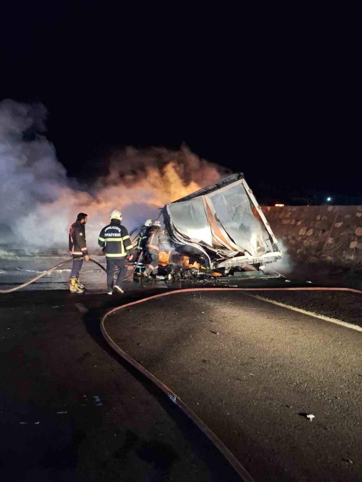 Şanlıurfa’da alev alev yanan tır hurda yığınına döndü