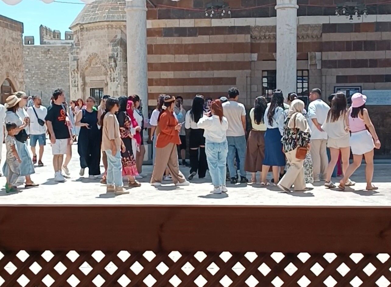 Van’da tarihi camiye uygunsuz kıyafetlerle girilmesi tepki topladı