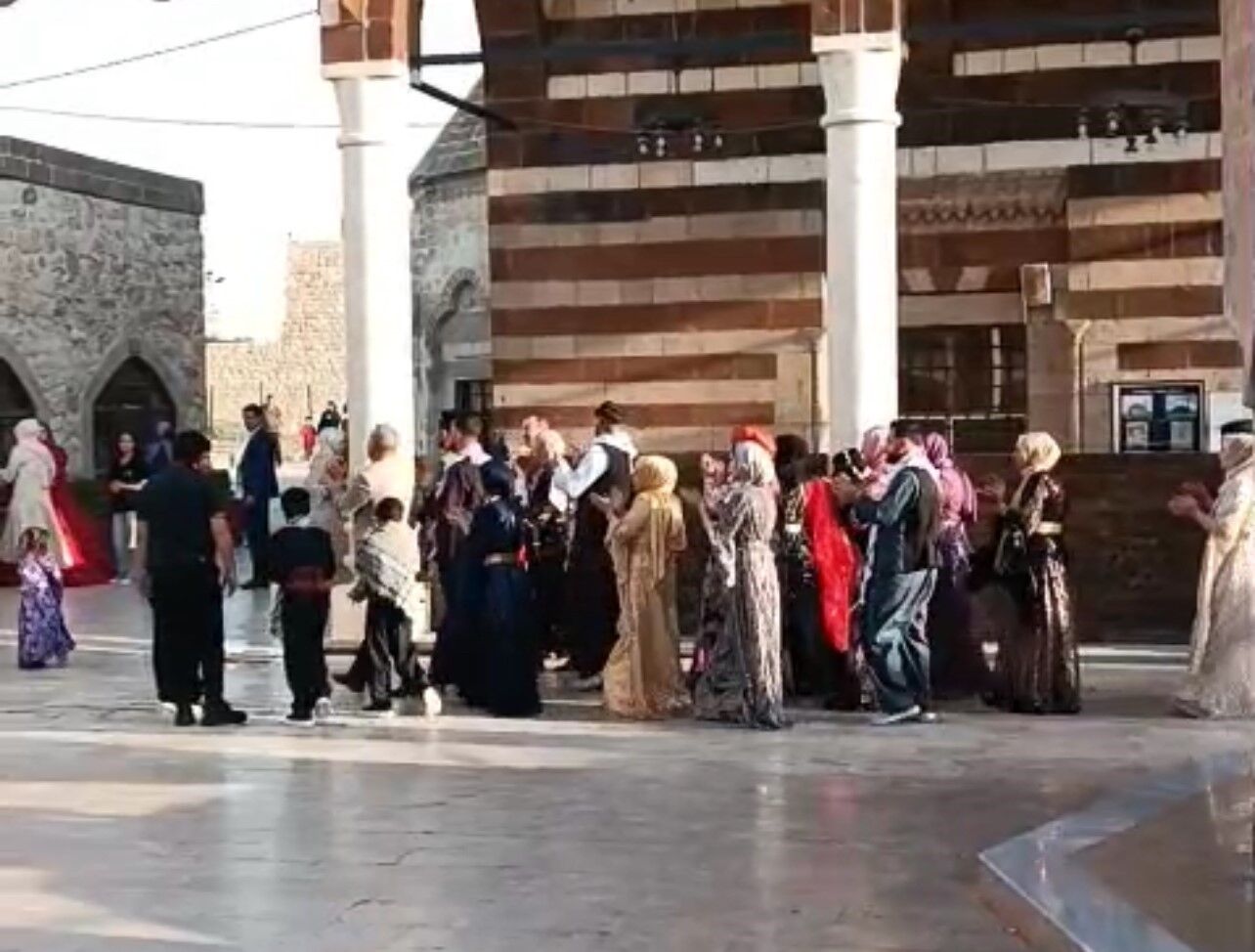 Van’da tarihi camiye uygunsuz kıyafetlerle girilmesi tepki topladı