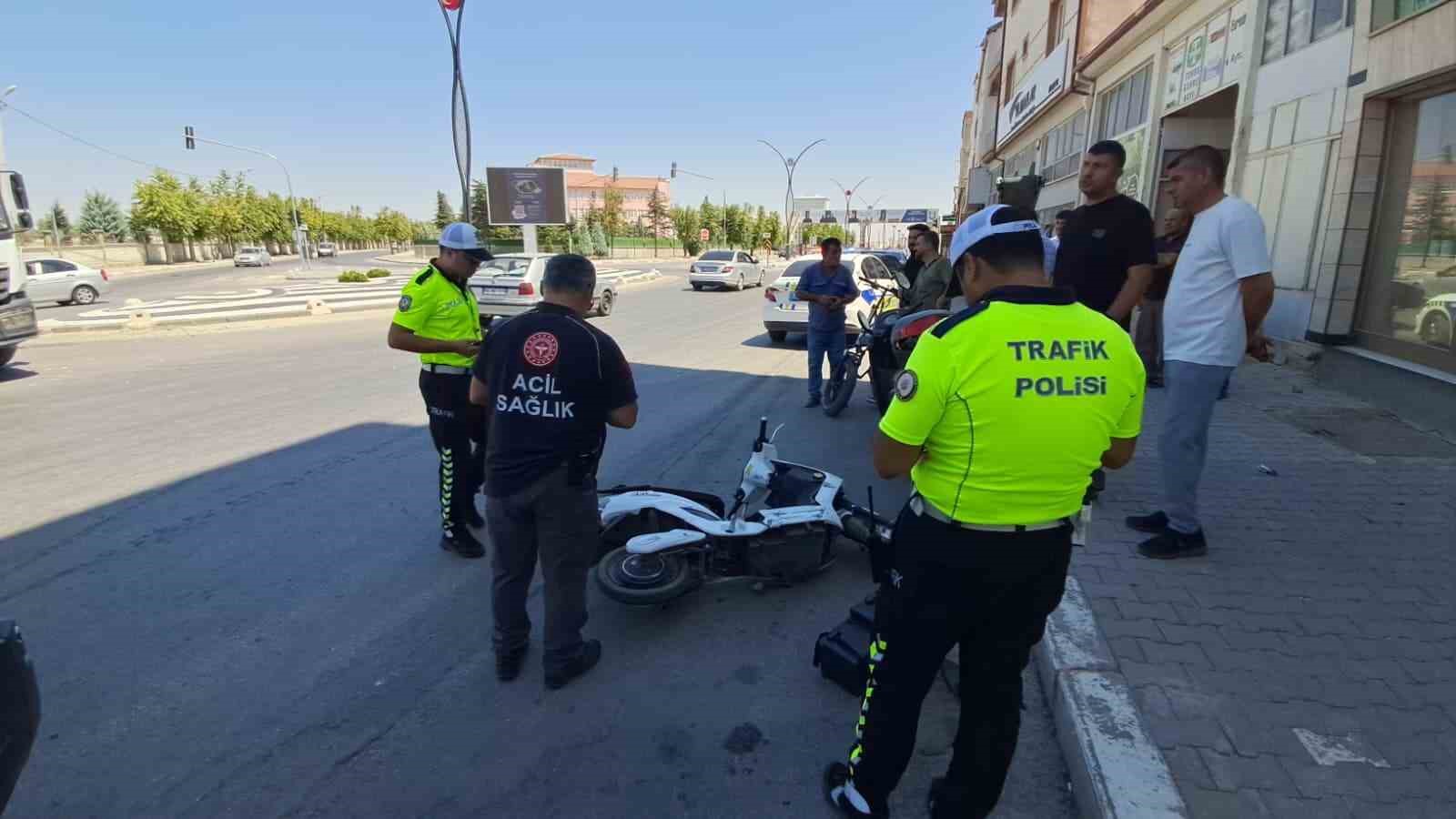 Karaman’da otomobille elektrikli bisiklet çarpıştı: 2 yaralı