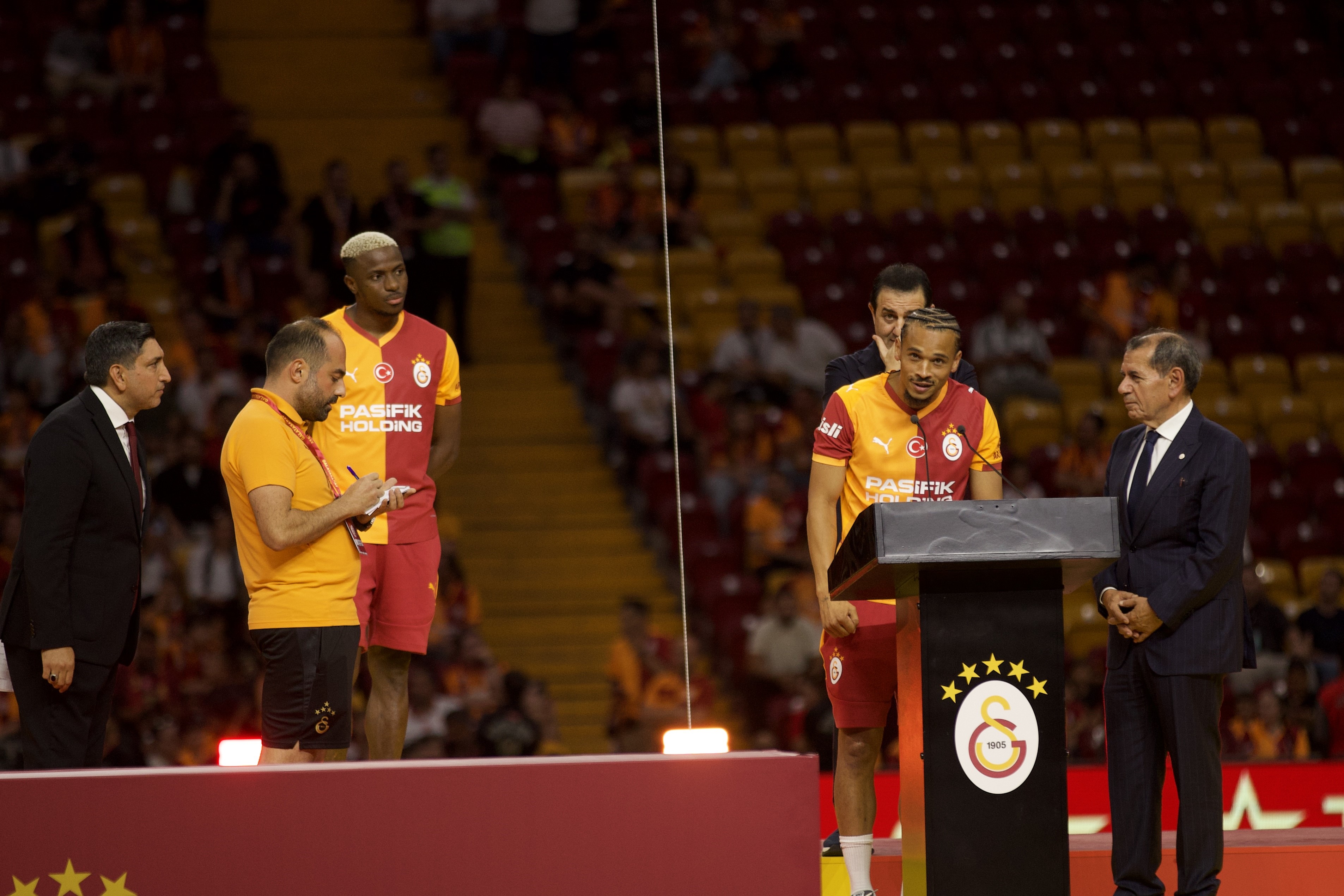 Victor Osimhen ve Leroy Sane için stadyumda imza töreni düzenlendi