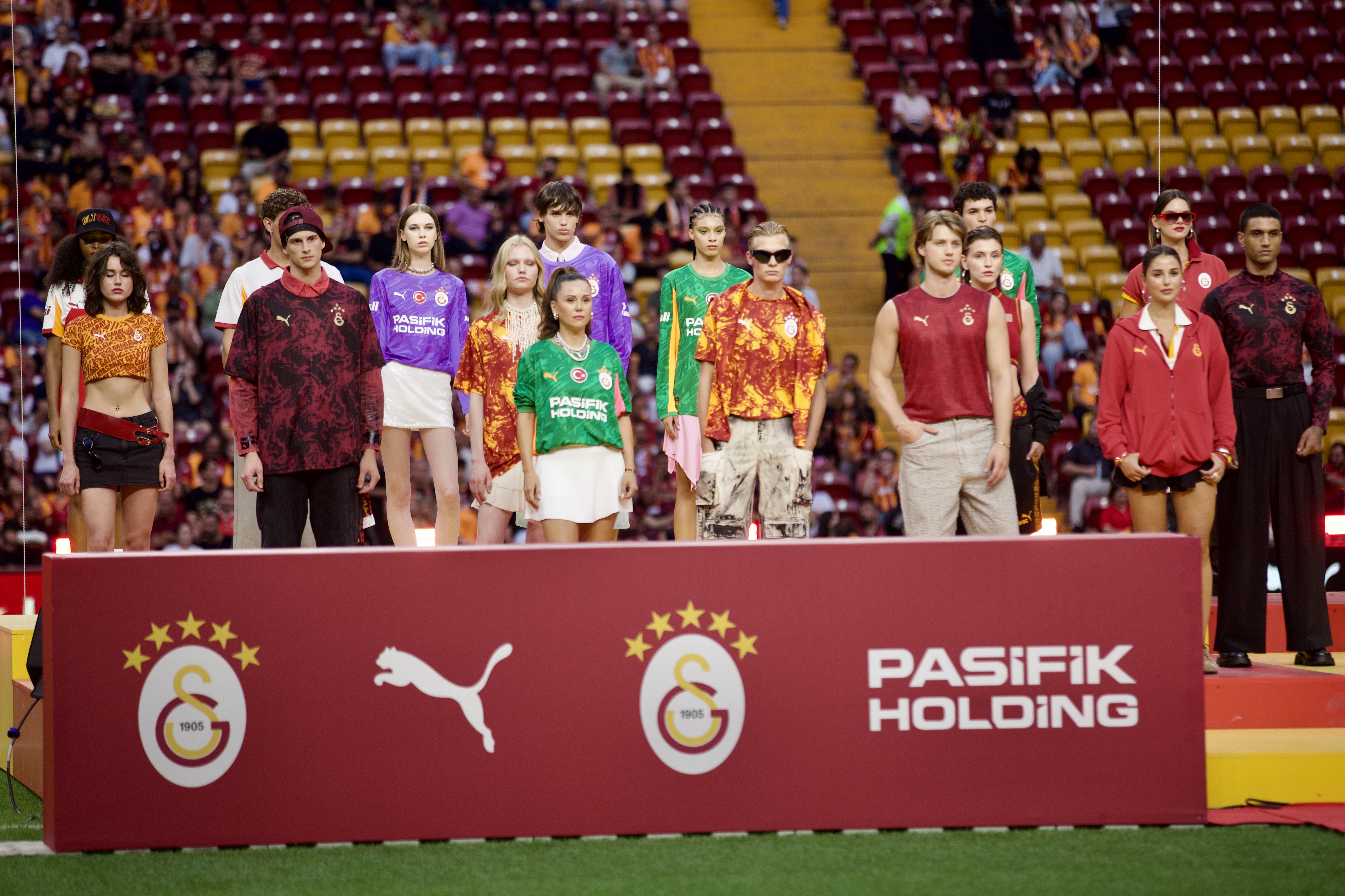 Victor Osimhen ve Leroy Sane için stadyumda imza töreni düzenlendi