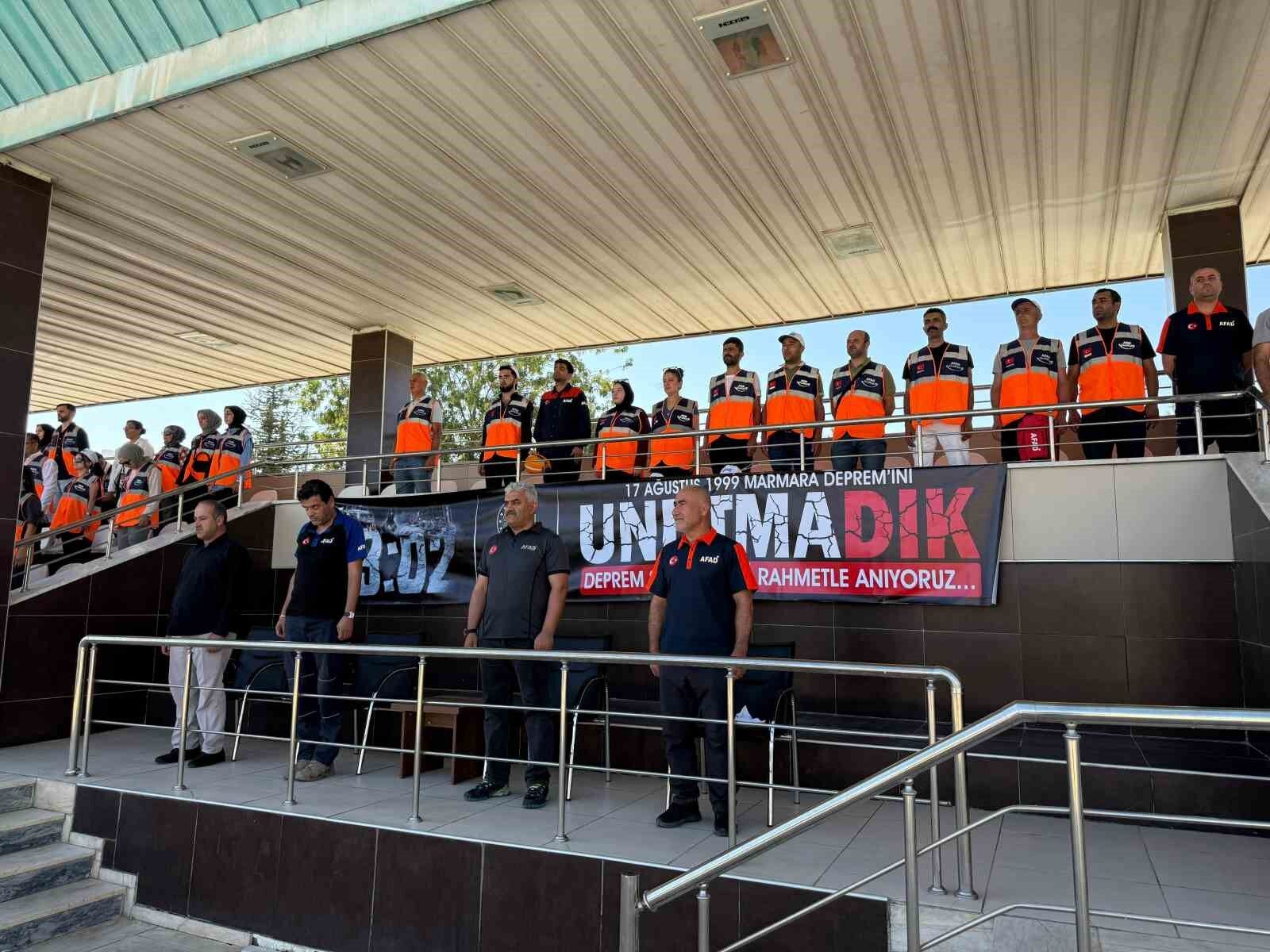 Marmara depreminde hayatını kaybedenler Van’da anıldı