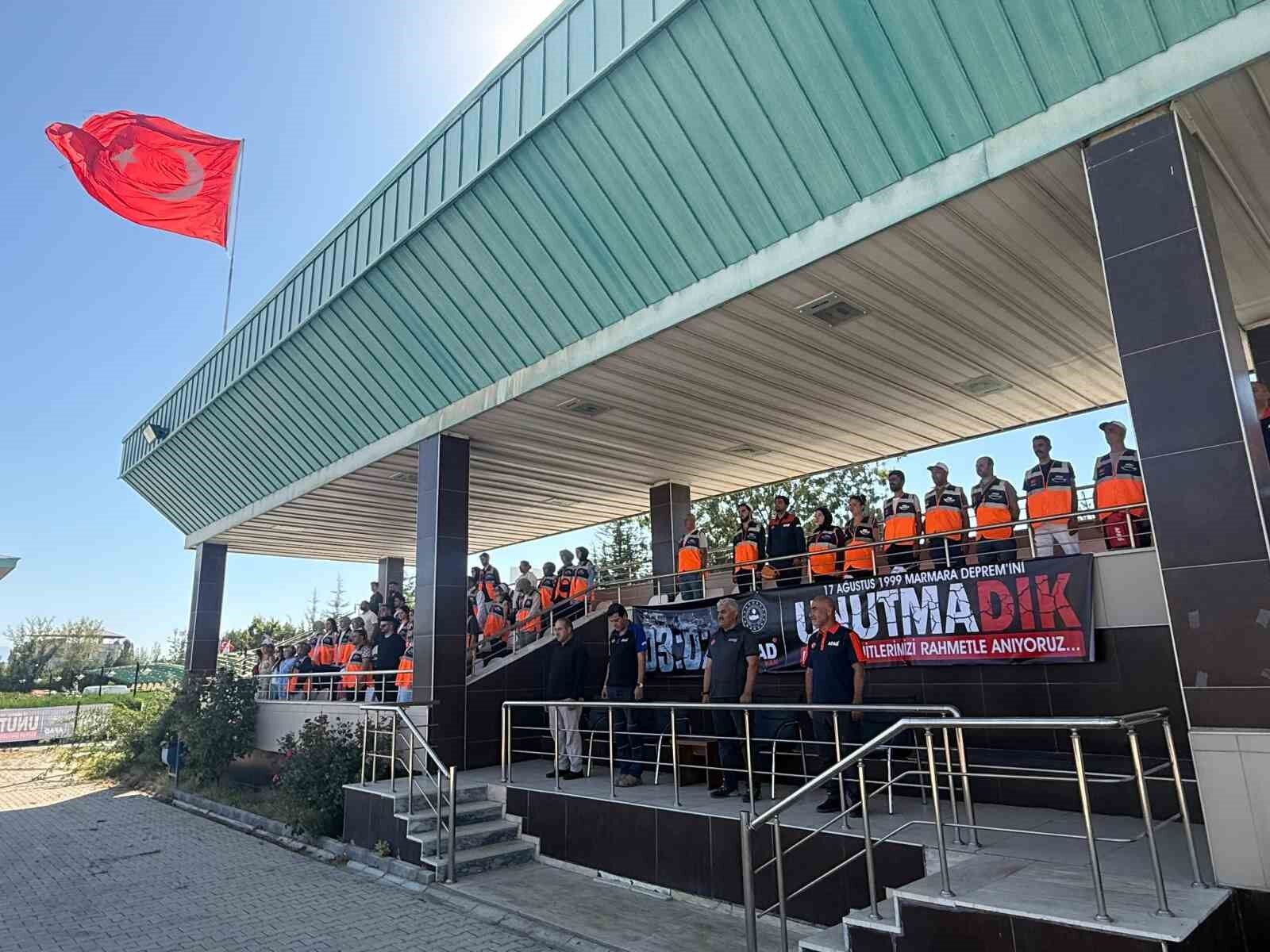 Marmara depreminde hayatını kaybedenler Van’da anıldı