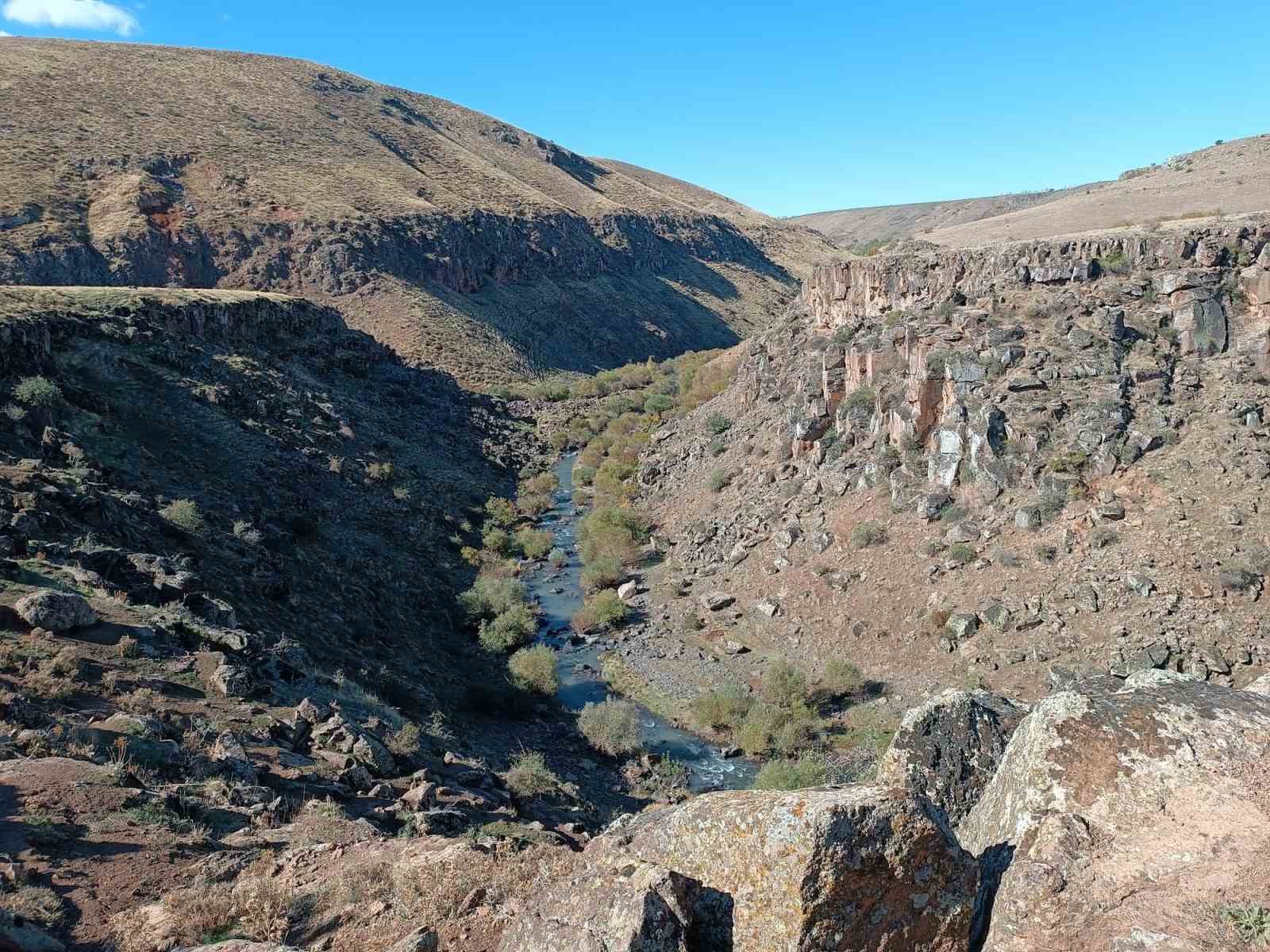 Usta fotoğrafçıdan hayran bıraktıran Erciş Deliçay kanyonu görüntüsü