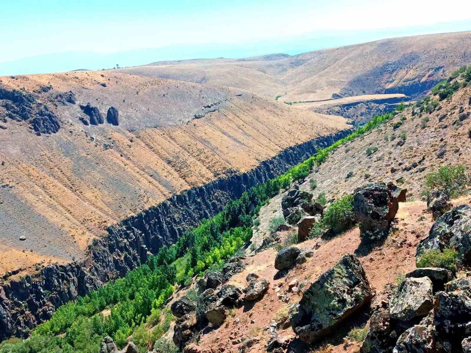 Usta fotoğrafçıdan hayran bıraktıran Erciş Deliçay kanyonu görüntüsü