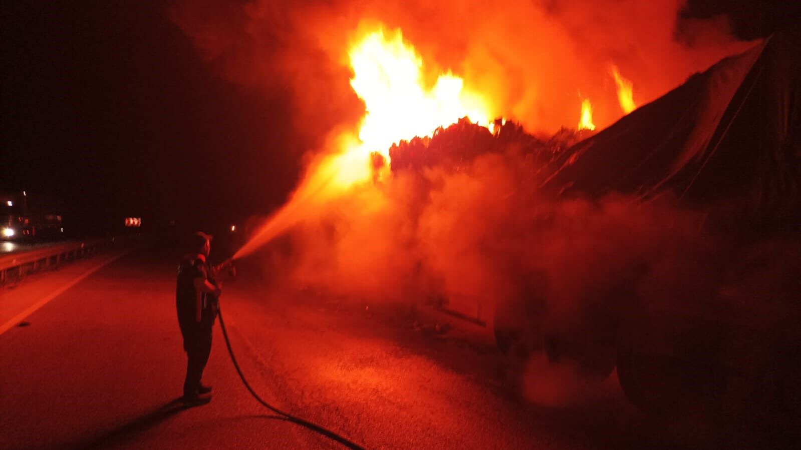 Çorum’da çöp yüklü tır alev alev yandı