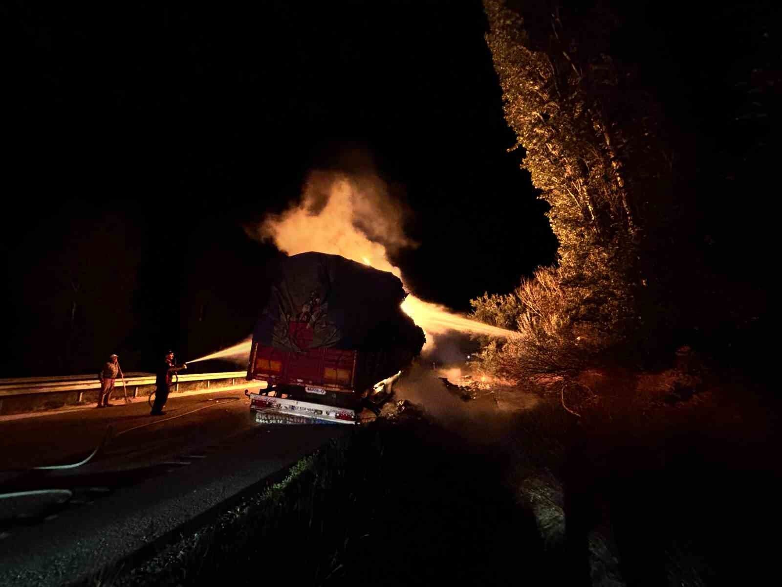 Çorum’da çöp yüklü tır alev alev yandı