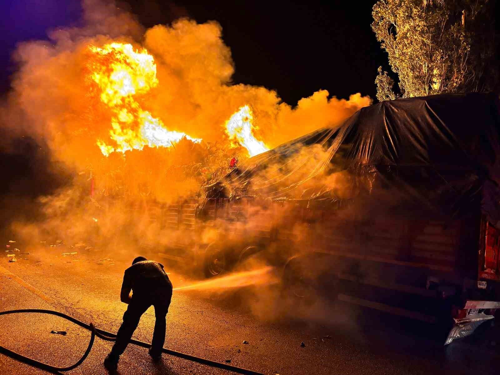 Çorum’da çöp yüklü tır alev alev yandı