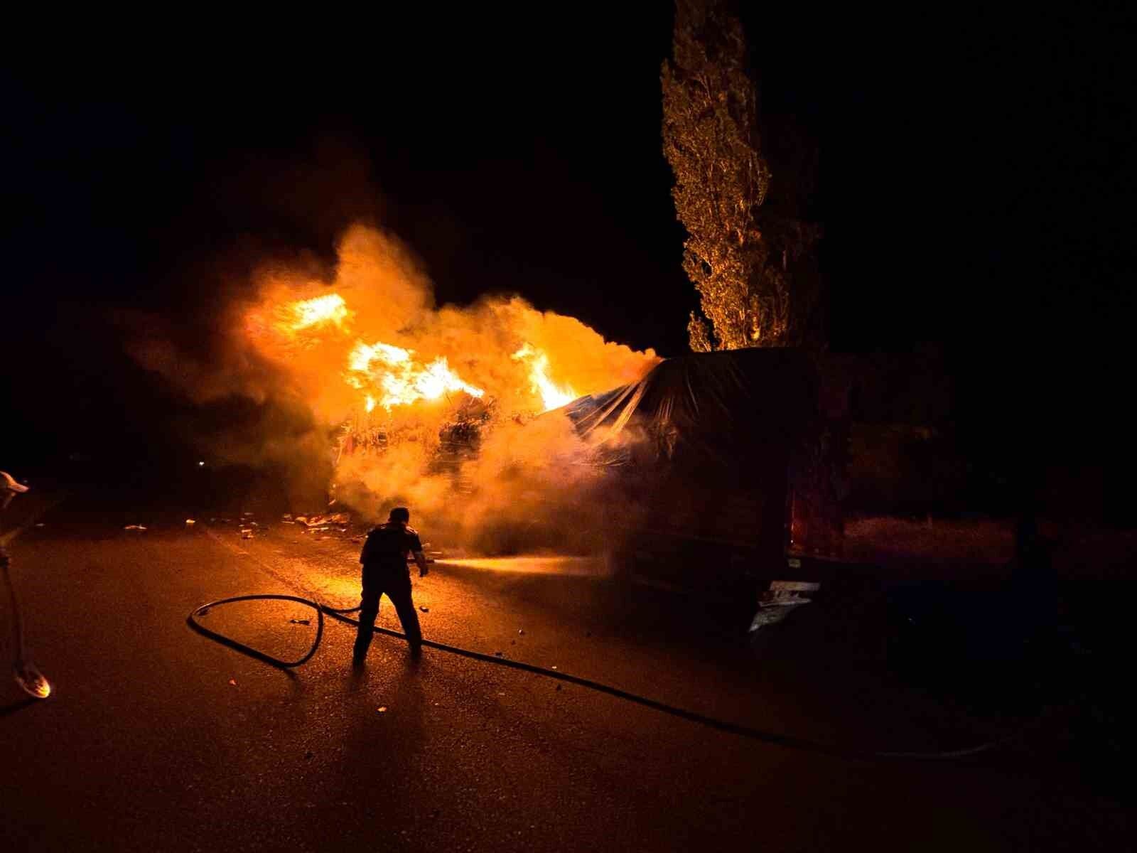 Çorum’da çöp yüklü tır alev alev yandı