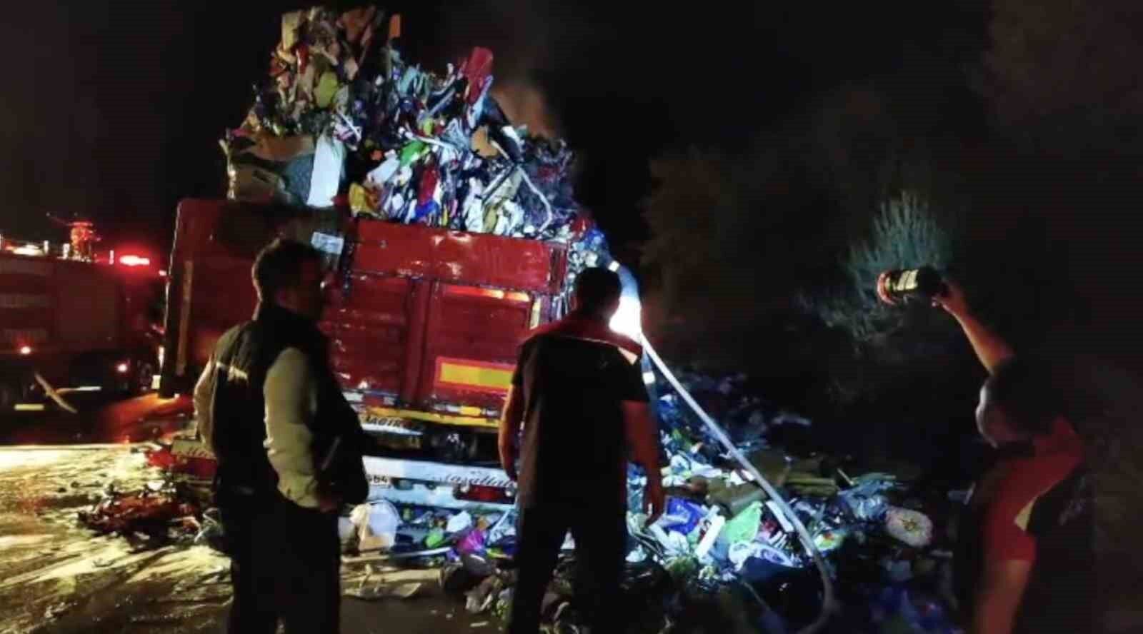 Çorum’da çöp yüklü tır alev alev yandı